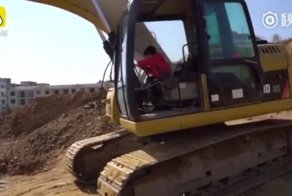 Четырёхлетний мальчик управляет экскаватором как профессионал !