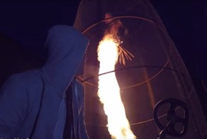 6-метровый огненный смерч на заднем дворе дома