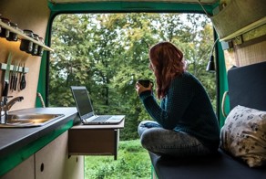 Фотограф сделал из 16-летнего фургона уютный и комфортный дом на колесах