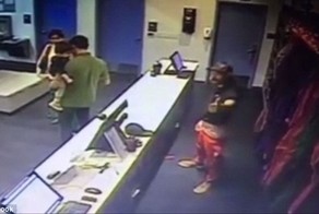 Потрясающая реакция инструктора по парашютному спорту помогла спасти малыша от травмы