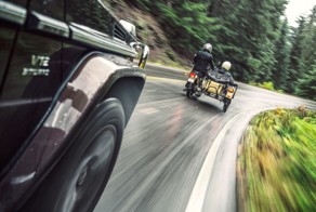 Путешествие американцев на Mercedes-AMG G65 и Урале с коляской