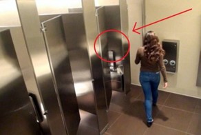 Немедленно звоните в полицию, если увидите такое в общественном туалете
