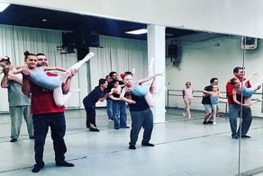 Папы надели балетные платья, чтобы станцевать с дочерьми на празднике