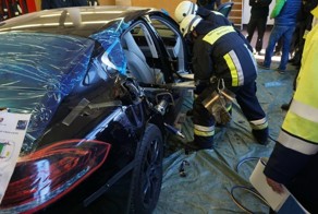 В Германии пожарные разрезали новую Porsche Panamera
