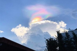 В небе Сингапура появилась необычная огненная радуга