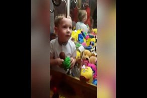 Маленький мальчик застрял в автомате с игрушками