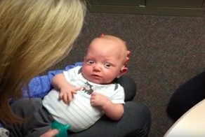 Глухой малыш впервые услышал голос мамы и его реакция бесценна!