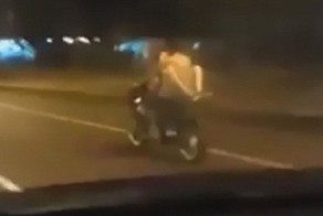 Беспечные ездоки: парочка парагвайцев предалась любовным утехам на мчащемся мотоцикле!