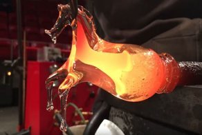 Создание стеклянной лошадки за полторы минуты 