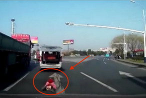 В Китае ребенок выпал из багажника машины, вот что сделали очевидцы