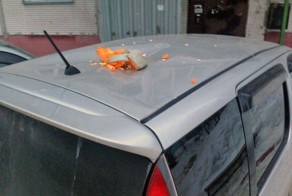 В Новосибирске на припаркованный автомобиль сбросили тыкву