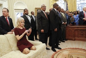 Советницу Дональда Трампа застали в Овальном кабинете в неприличной позе!