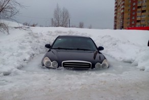 В Уфе иномарка вмерзла в лед вместе с дверями