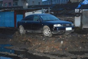 Китайские дорожники оставили Ауди на "островке"