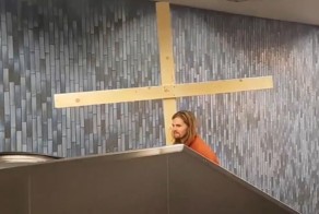 В немецком метро мужчина в образе Иисуса Христа пробил деревянным крестом потолок