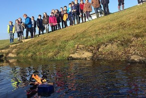 Шотландские дети устроили героические похороны в духе викингов двум школьным рыбкам
