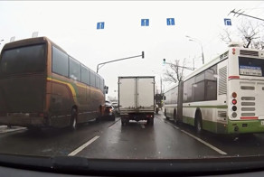 Авария дня. Автобус протаранил шесть машин в Москве