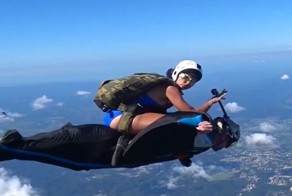 Девушка устроила родео на высоте в несколько тысяч метров, оседлав мужчину в «костюме-крыле»