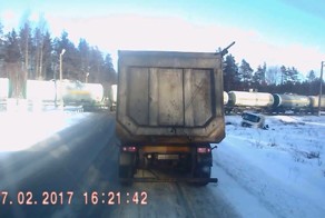 Товарный поезд снес грузовик на переезде