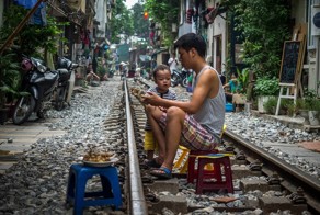 Вьетнам. трущобы на рельсах