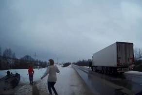 Под Смоленском девушки бросились спасать людей из перевернувшегося автомобиля