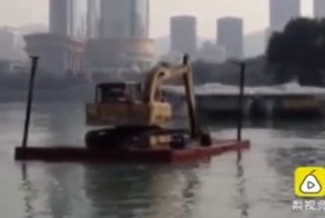 Китаец чуть не утонул, решив переплыть реку на экскаваторе