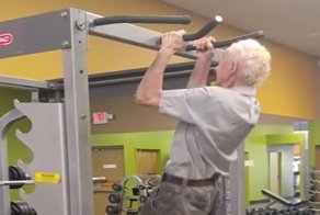 Пожилой мужчина подтянулся на турнике в честь своего 90-летнего юбилея