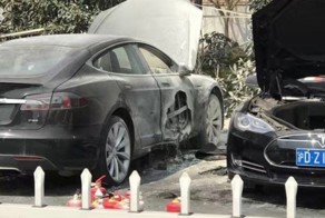 Два электромобиля Tesla сгорели в Китае