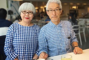 Эта пара жената уже 37 лет и всегда одевается в одном стиле