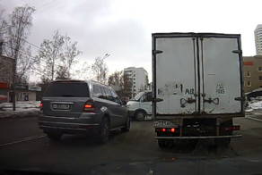 Авария дня. Столкновение с молоковозом в Екатеринбурге