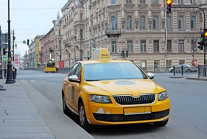 Иностранному туристу пришлось заплатить кругленькую сумму питерскому таксисту