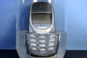  Как выглядит Nokia 3310 после 20 часов в ацетоне 