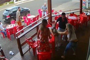 Женщина застала своего мужа в компании любовницы и набросилась на конкурентку