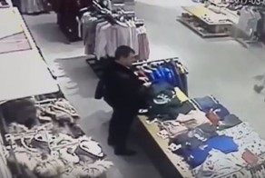 В саратовском торговом центре мужчина справил малую нужду в разложенную на витрине одежду
