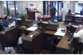 Храбрый охранник банка в одиночку обезвредил налетчика