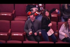 Эпичная танцевальная битва в перерыве матча НХЛ