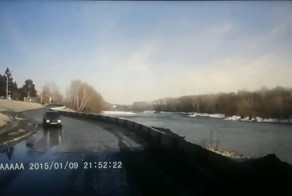Авария дня. Внедорожник упал в реку в Казахстане