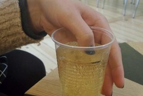 Женщина незаметно окунула ноготь в напиток. Когда лак изменил цвет, она вызвала полицию!