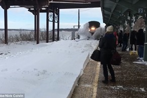 Завораживает: замедленный ролик с поездом, который накрывает пассажиров снежной лавиной