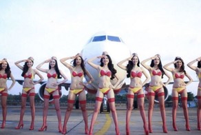 Лоукостер со стюардессами в бикини задумался о полетах в Россию