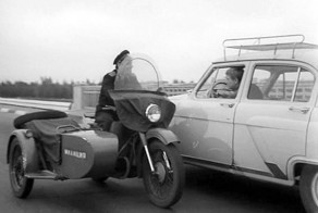 Прижмитесь к обочине и заглушите двигатель!