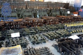 Полицейские обнаружили арсенал из 10 000 стволов, которые предназначались террористам