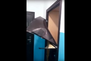 Забыли ключи дома? Не проблема! Дверь из фольги в новостройке Казахстана