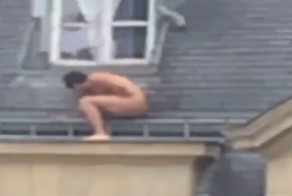 Жить захочешь - не так раскорячишься! Во Франции голый любовник спрятался на крыше от вернувшегося домой мужа 