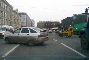 В Петербурге "бешеный погрузчик" устроил ДТП