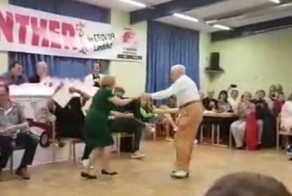 Эта пожилая пара вышла в центр зала и поразила зрителей!
