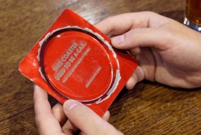 Подставки для бокалов из разбитых автомобилей