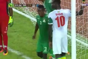 Сенегальский футболист подбросил в ворота команды-противника дохлую летучую мышь