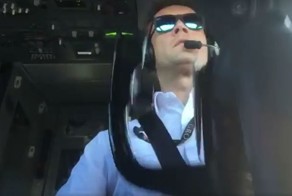 Посмотрите, что происходит в кабине пилотов во время шквального бокового ветра 