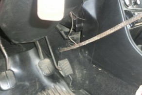 ​Торчащая из земли арматура проткнула автомобиль и руку водителя